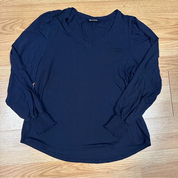 Chicos navy blue size 1 smocked wrist flowy stretchy v neck blouse medium - Picture 1 of 8